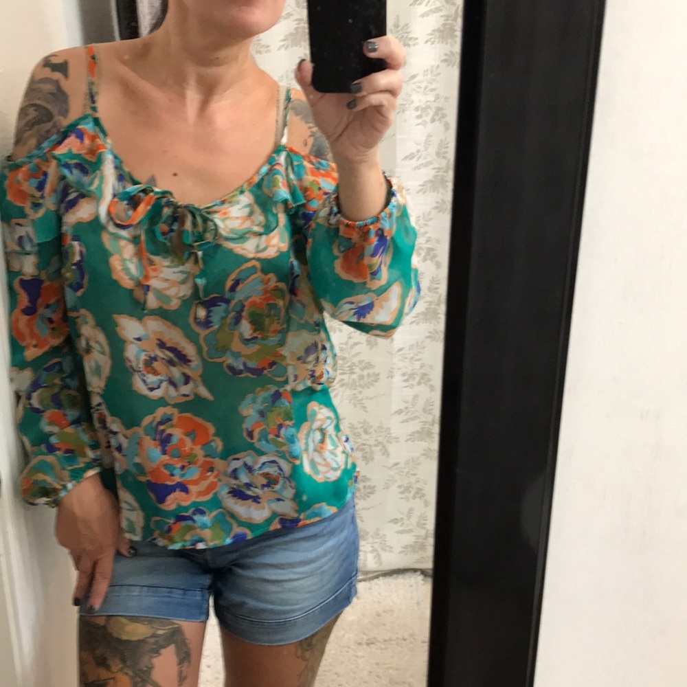 Peek a boo shoulder reveal too long sleeve